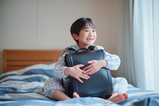 プレゼントのランドセルを寝る時も話さない男の子