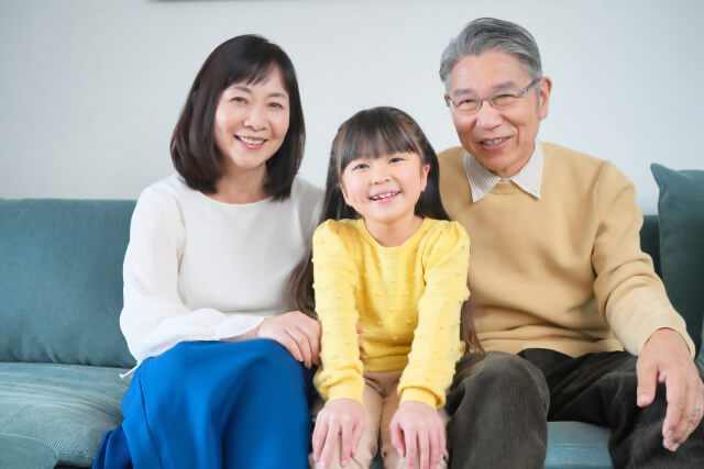 孫の成長が楽しみな祖父母と一緒の孫