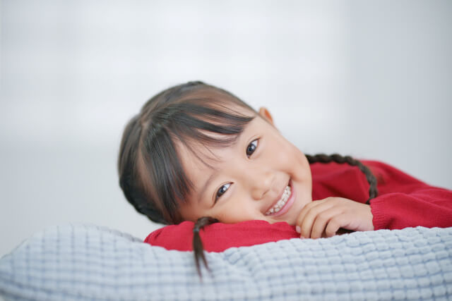 祖父母に笑顔でお礼を言う女の子