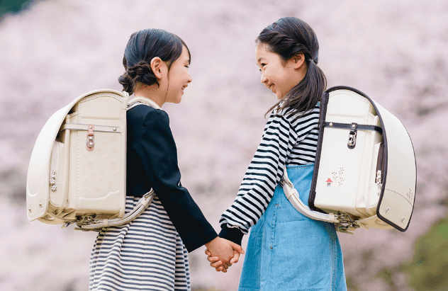 クリームカラーやホワイト系カラーも女の子には人気です