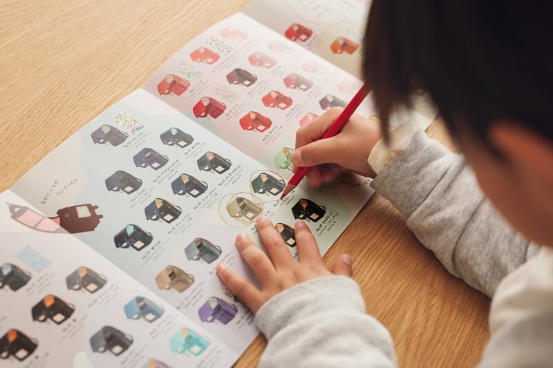 2026年入学用【土屋鞄ランドセル】カタログからランドセルを選ぶ子供